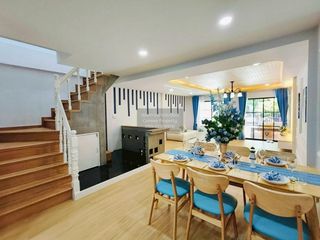 Casa adosada en venta de 3 habitaciones en Khlong Sam Wa, Bangkok