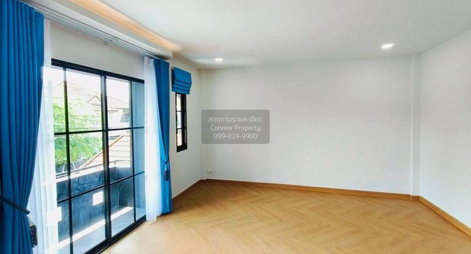 Casa adosada en venta de 3 habitaciones en Khlong Sam Wa, Bangkok