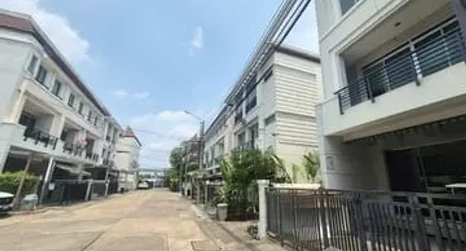 For sale 3 bedrooms townhouse in Suan Luang, Bangkok