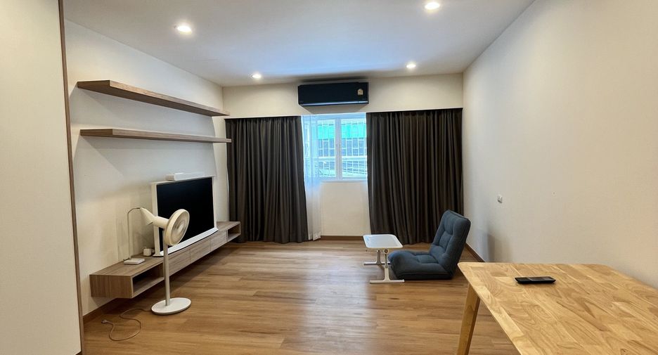 For sale 3 bedrooms townhouse in Bang Rak, Bangkok