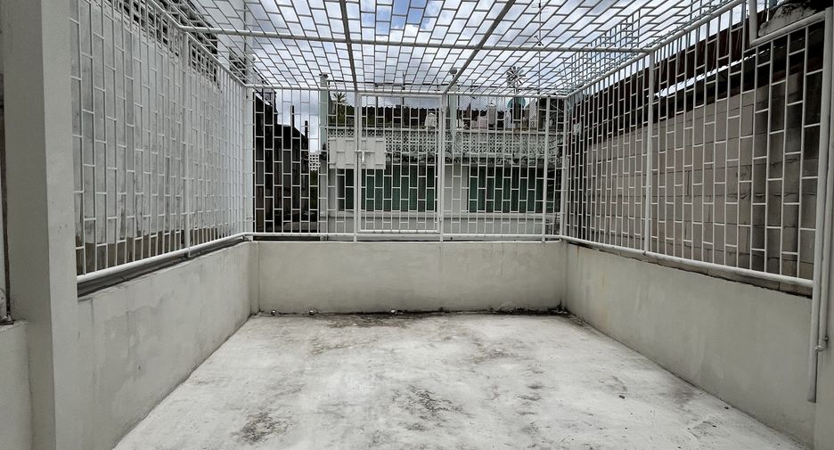 For sale 3 bedrooms townhouse in Bang Rak, Bangkok