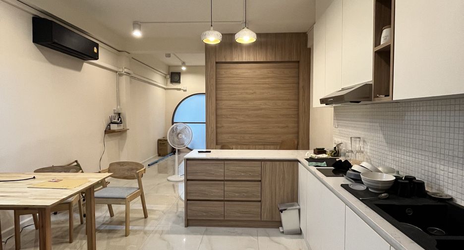 For sale 3 bedrooms townhouse in Bang Rak, Bangkok