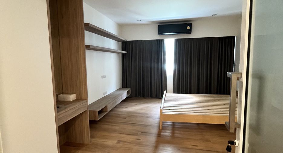 For sale 3 bedrooms townhouse in Bang Rak, Bangkok