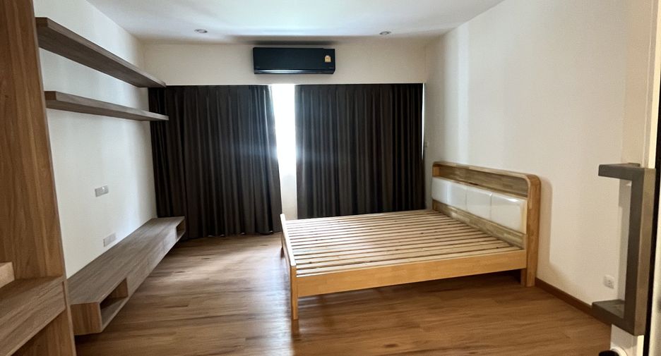 For sale 3 bedrooms townhouse in Bang Rak, Bangkok