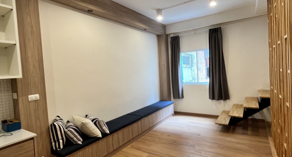 For sale 3 bedrooms townhouse in Bang Rak, Bangkok