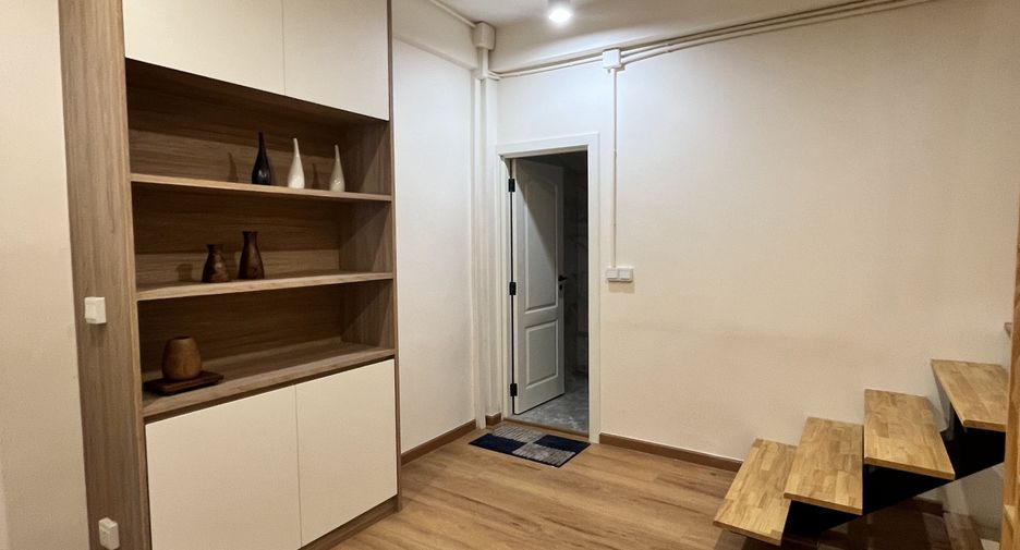 For sale 3 bedrooms townhouse in Bang Rak, Bangkok
