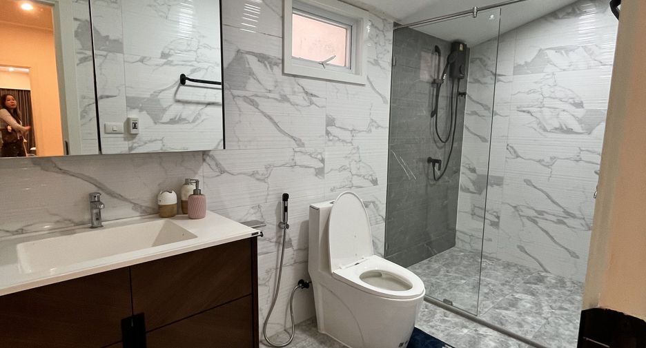For sale 3 bedrooms townhouse in Bang Rak, Bangkok