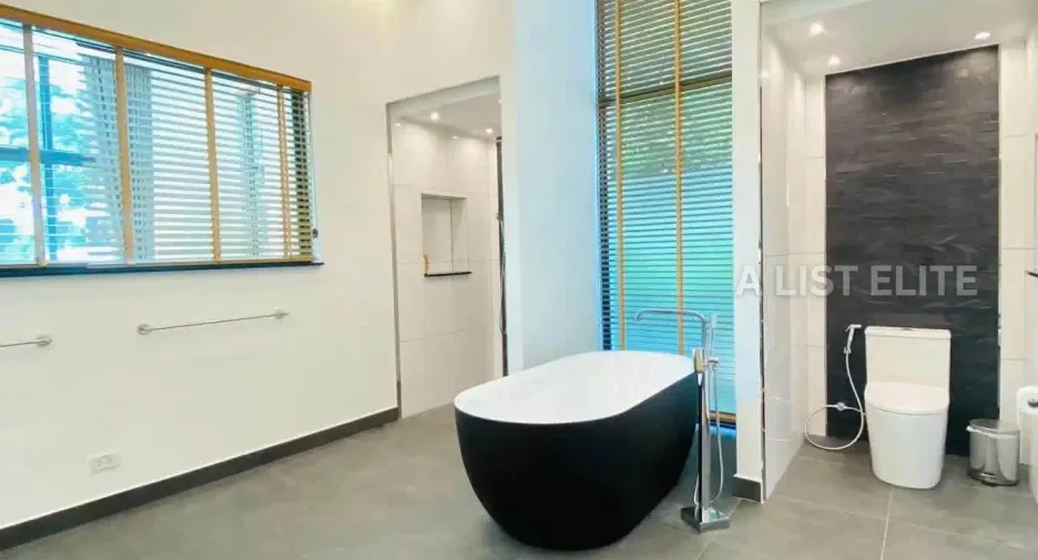À vendre 4 chambres maison à Huay Yai, Pattaya