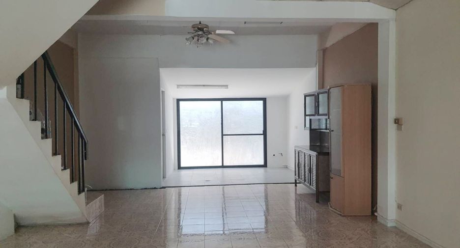 For rent 4 bedrooms townhouse in Min Buri, Bangkok
