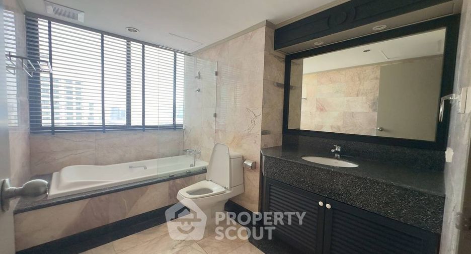 For sale 2 ベッドルーム condo in Khlong Toei, Bangkok