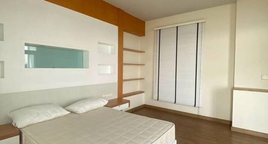 À vendre 3 chambres maison de ville à Mueang Chon Buri, Chonburi