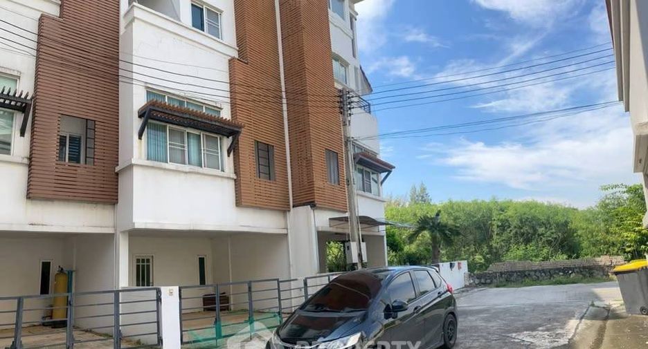 À vendre 3 chambres maison de ville à Mueang Chon Buri, Chonburi