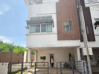 À vendre 3 chambres maison de ville à Mueang Chon Buri, Chonburi