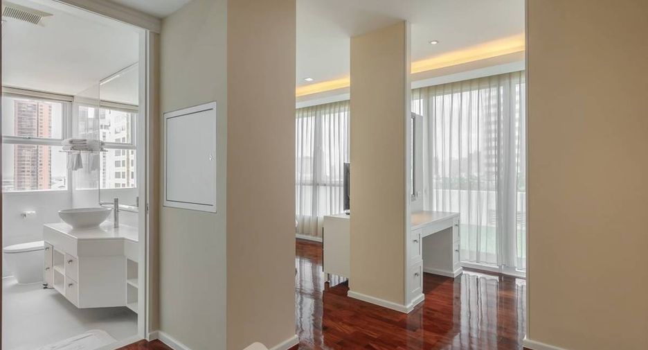 For rent 3 bedrooms apartment in Khlong Toei, Bangkok