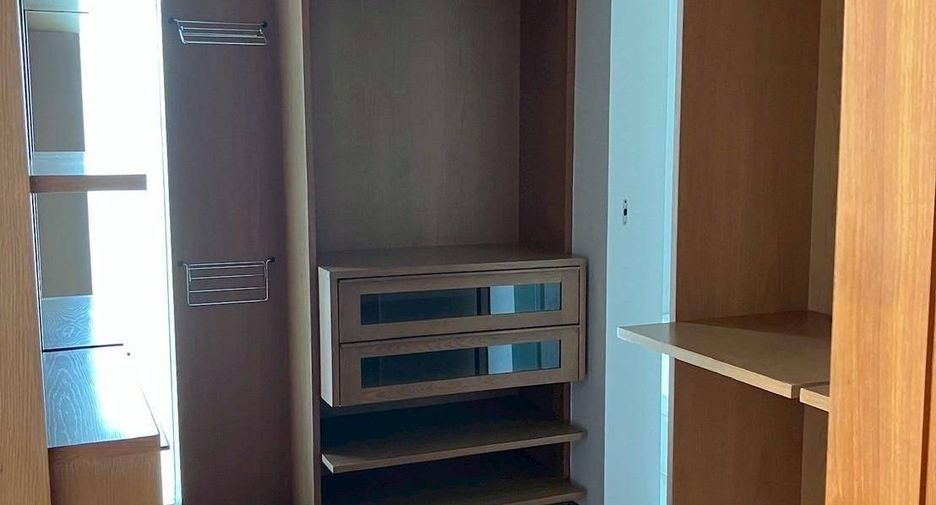 For rent 3 bedrooms condo in Khlong Toei, Bangkok