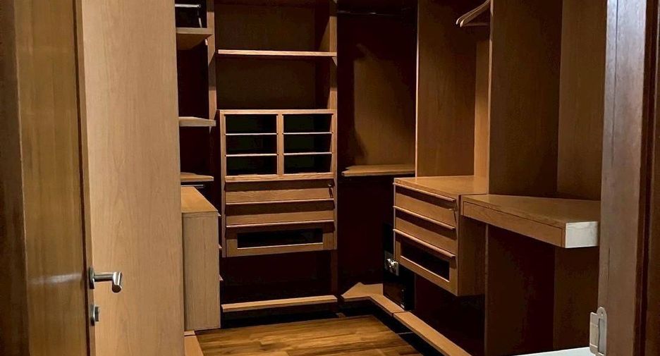 For rent 3 bedrooms condo in Khlong Toei, Bangkok