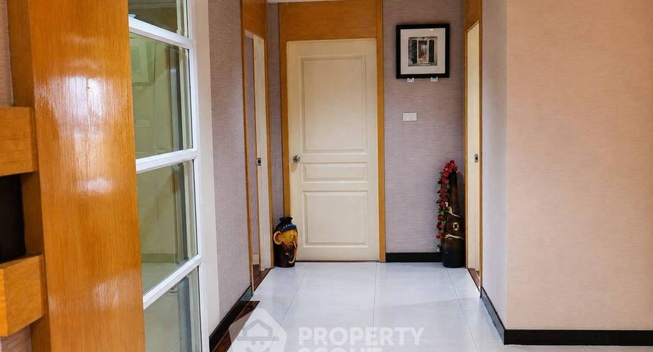 For rent 3 bedrooms condo in Khlong Toei, Bangkok