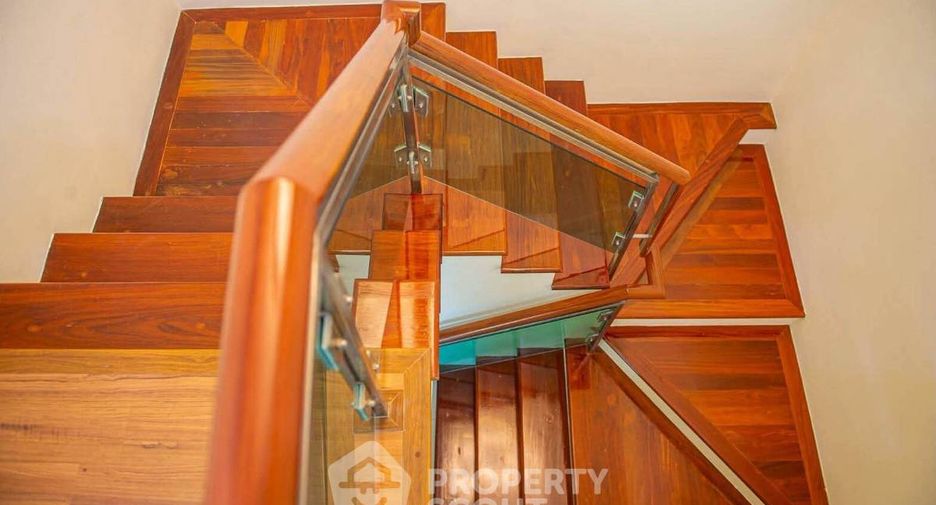 For rent 3 bedrooms condo in Phaya Thai, Bangkok