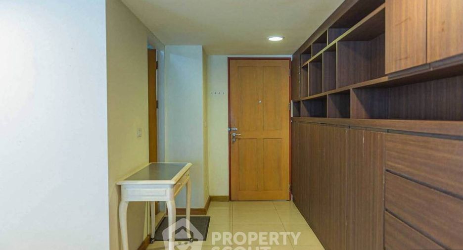 For rent 3 bedrooms condo in Phaya Thai, Bangkok