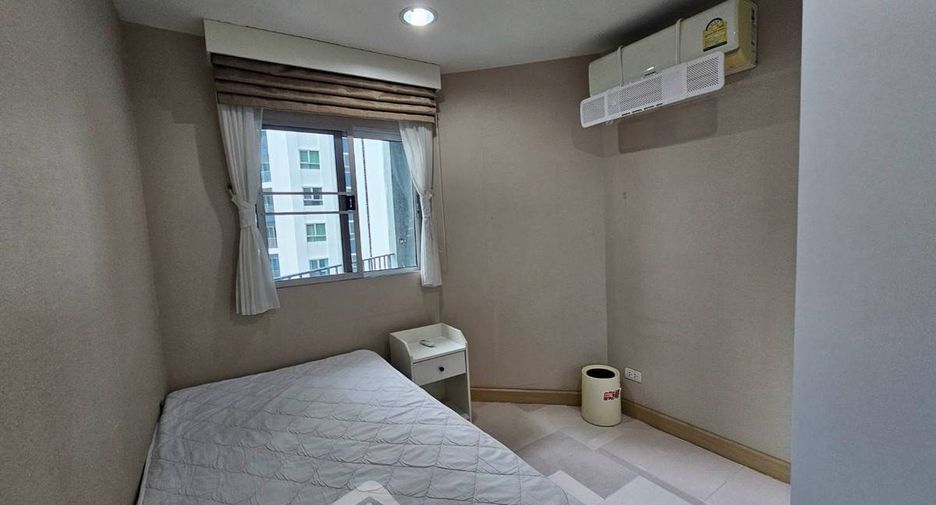 For rent 3 bedrooms condo in Huai Khwang, Bangkok