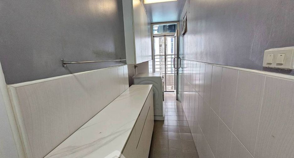 For rent 3 bedrooms condo in Huai Khwang, Bangkok