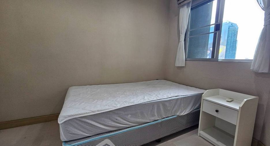 For rent 3 bedrooms condo in Huai Khwang, Bangkok