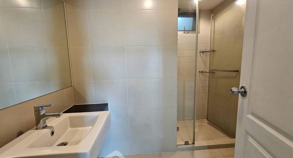 For rent 3 bedrooms condo in Huai Khwang, Bangkok