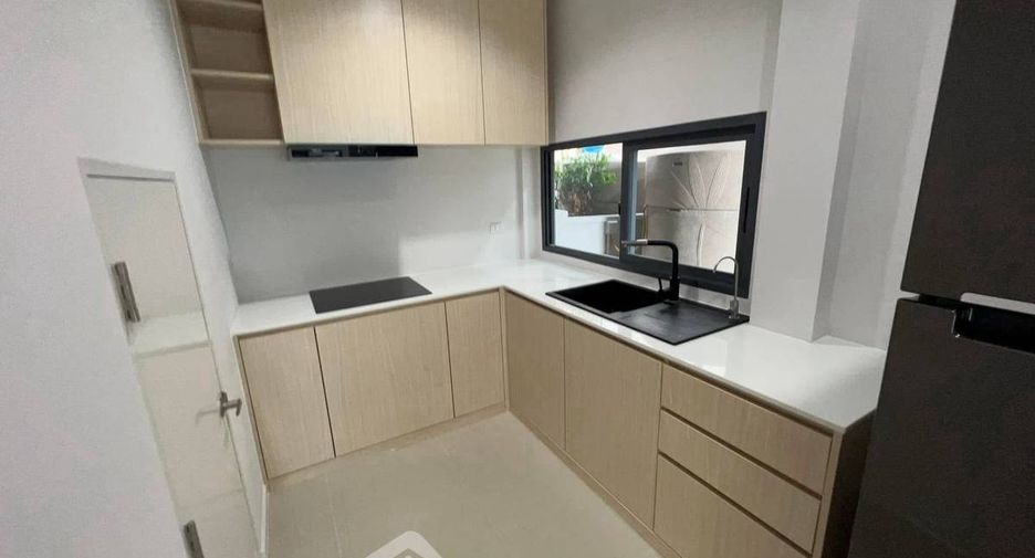 For rent 4 bedrooms condo in Saphan Sung, Bangkok