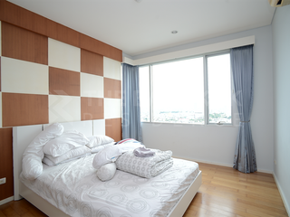 For rent 2 bedrooms condo in Khlong San, Bangkok