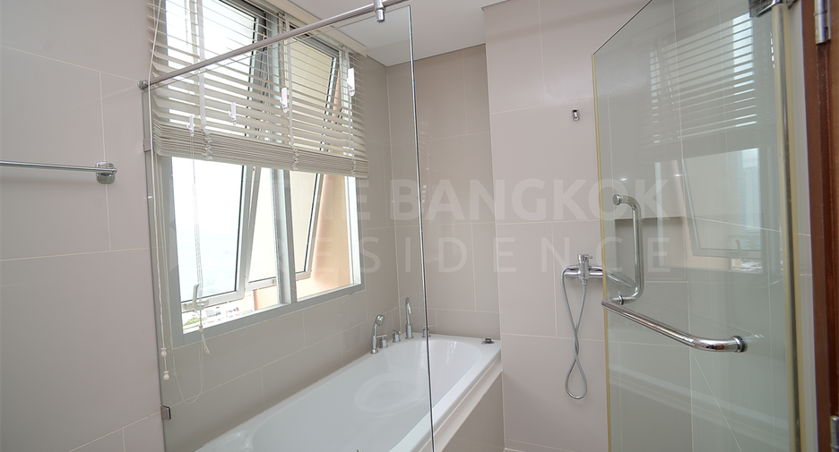 For rent 2 bedrooms condo in Khlong San, Bangkok