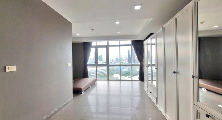 For rent 3 bedrooms condo in Khlong Toei, Bangkok