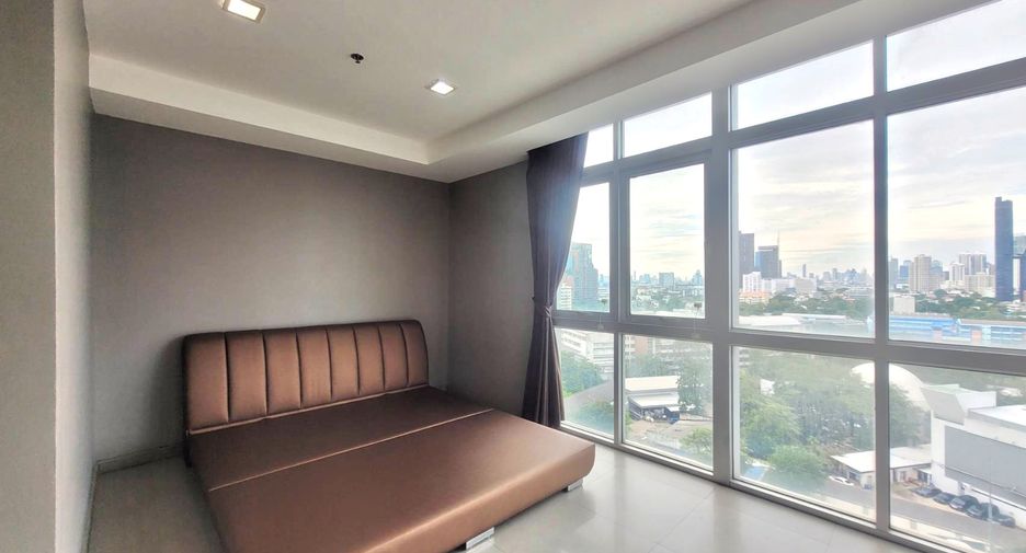 For rent 3 bedrooms condo in Khlong Toei, Bangkok