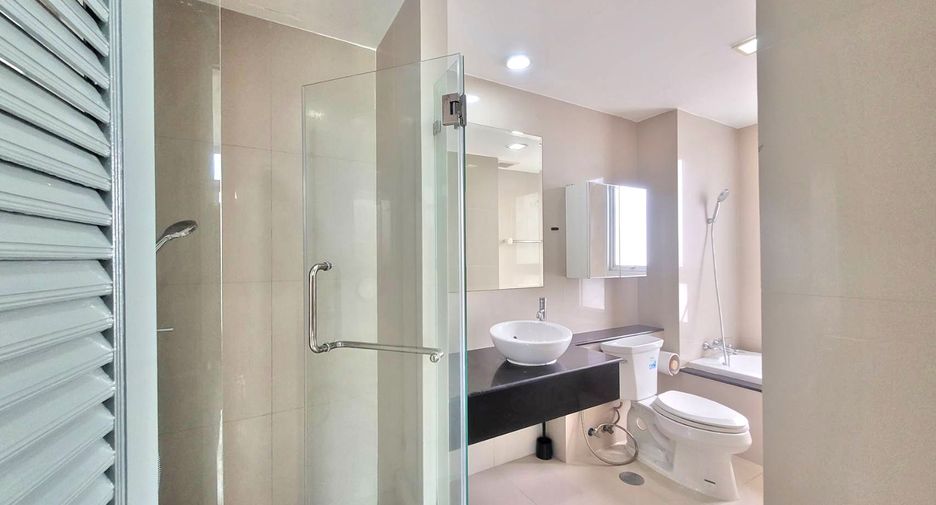 For rent 3 bedrooms condo in Khlong Toei, Bangkok
