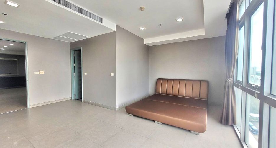 For rent 3 bedrooms condo in Khlong Toei, Bangkok