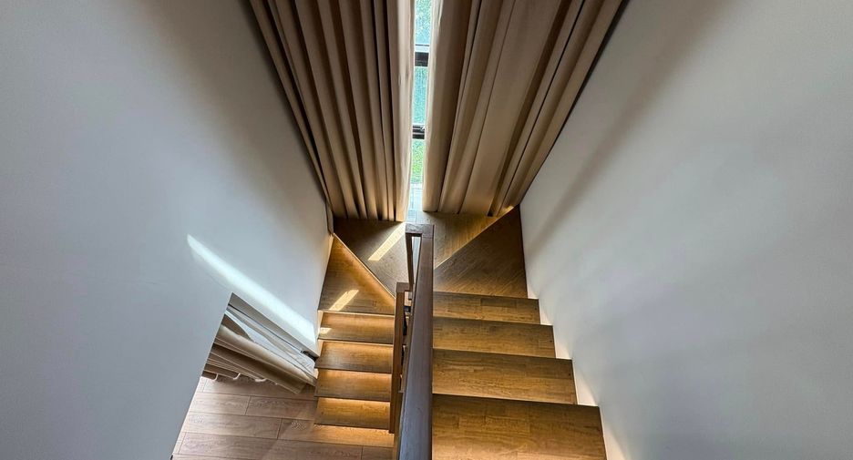 Condo en alquiler y en venta de 3 habitaciones en Phra Khanong, Bangkok