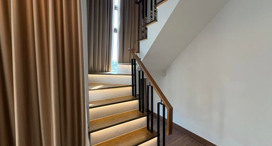 Condo en alquiler y en venta de 3 habitaciones en Phra Khanong, Bangkok