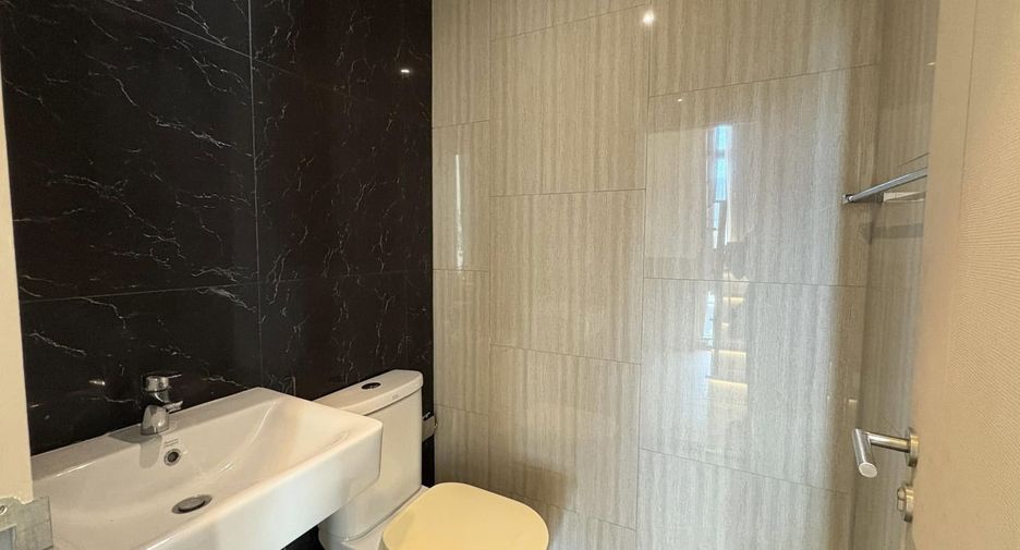 Condo en alquiler y en venta de 3 habitaciones en Phra Khanong, Bangkok