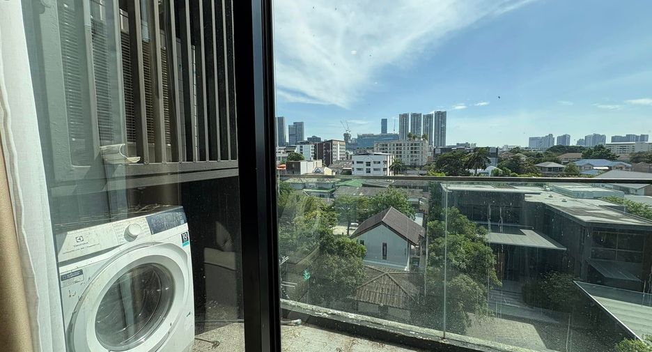 Condo en alquiler y en venta de 3 habitaciones en Phra Khanong, Bangkok