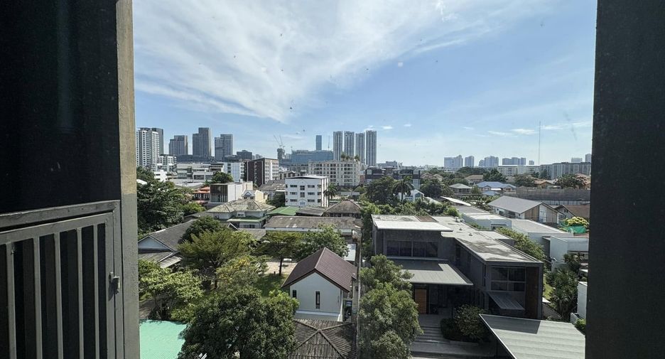 Condo en alquiler y en venta de 3 habitaciones en Phra Khanong, Bangkok