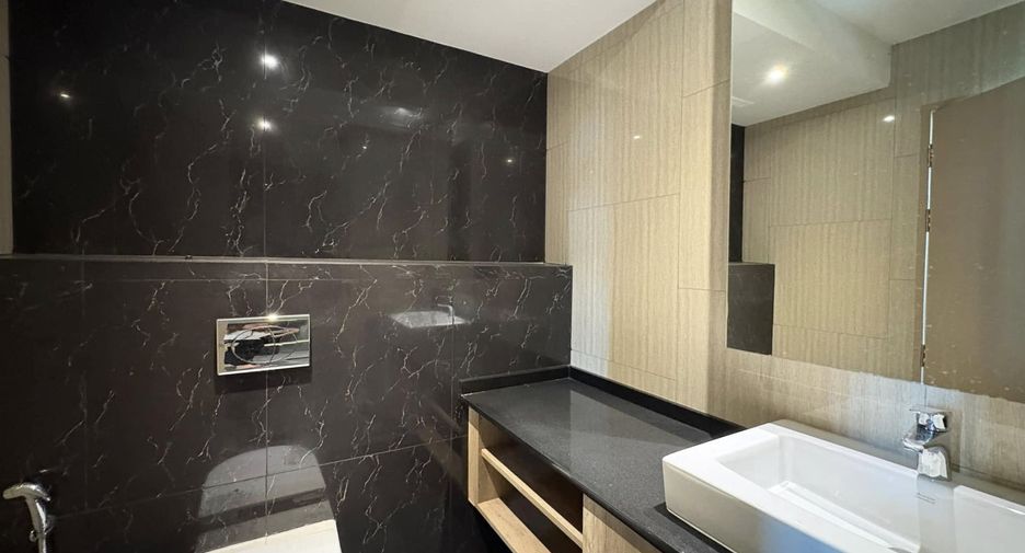 Condo en alquiler y en venta de 3 habitaciones en Phra Khanong, Bangkok