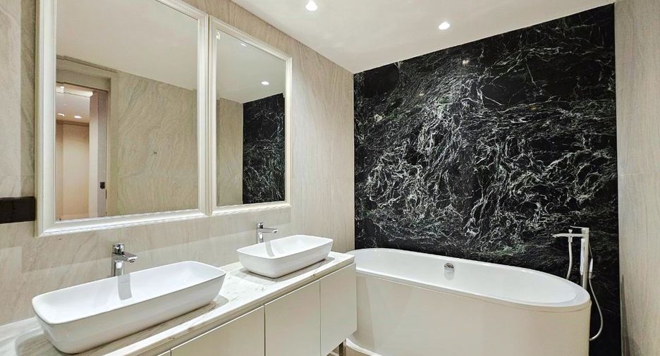 For rent 3 bedrooms condo in Watthana, Bangkok