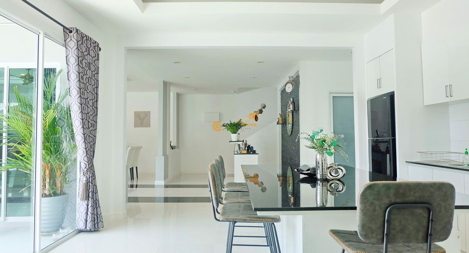 For rent 4 bedrooms house in Huay Yai, Pattaya