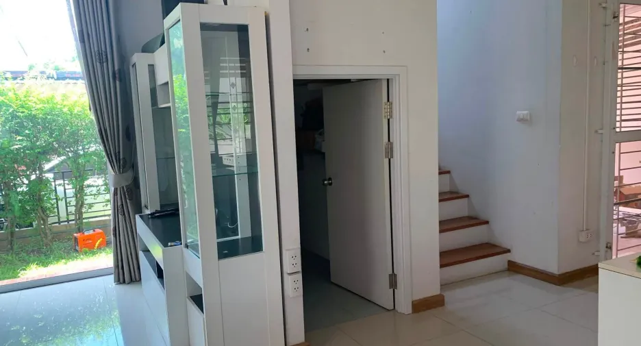Casa en alquiler de 3 habitaciones en Lam Luk Ka, Pathum Thani