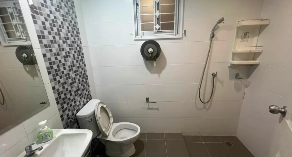 Casa en alquiler de 3 habitaciones en Lam Luk Ka, Pathum Thani