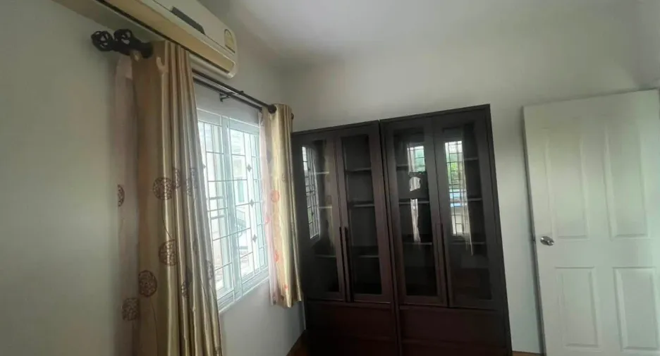 Casa en alquiler de 3 habitaciones en Lam Luk Ka, Pathum Thani