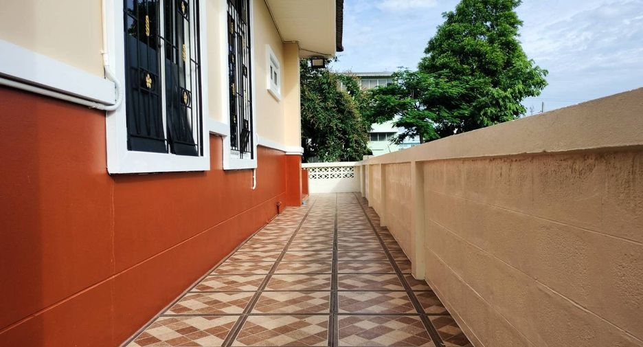 For sale 3 bedrooms house in Phasi Charoen, Bangkok