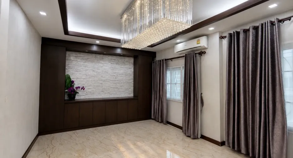 For sale 5 bedrooms townhouse in Khlong Luang, Pathum Thani