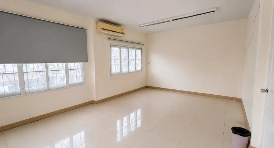 For sale 5 bedrooms townhouse in Khlong Luang, Pathum Thani