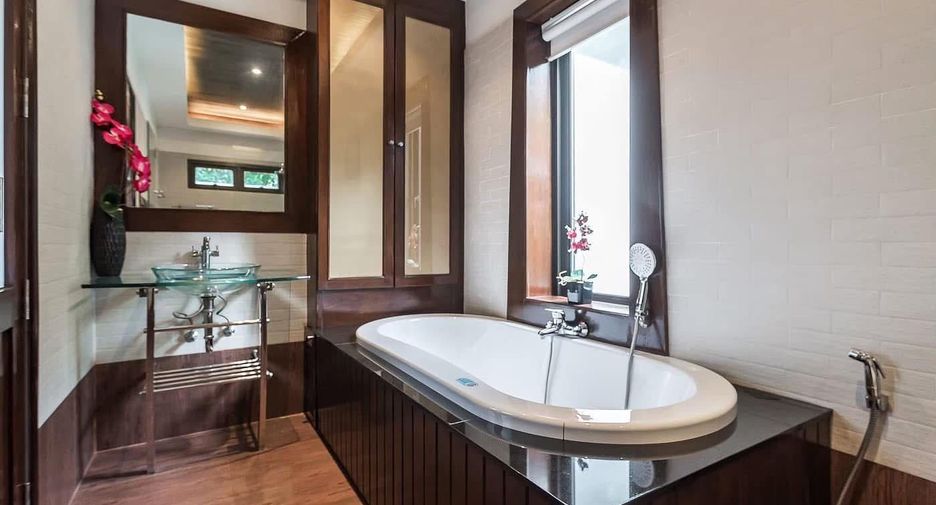 À vendre et à louer 4 chambres villa à Bang Lamung, Chonburi