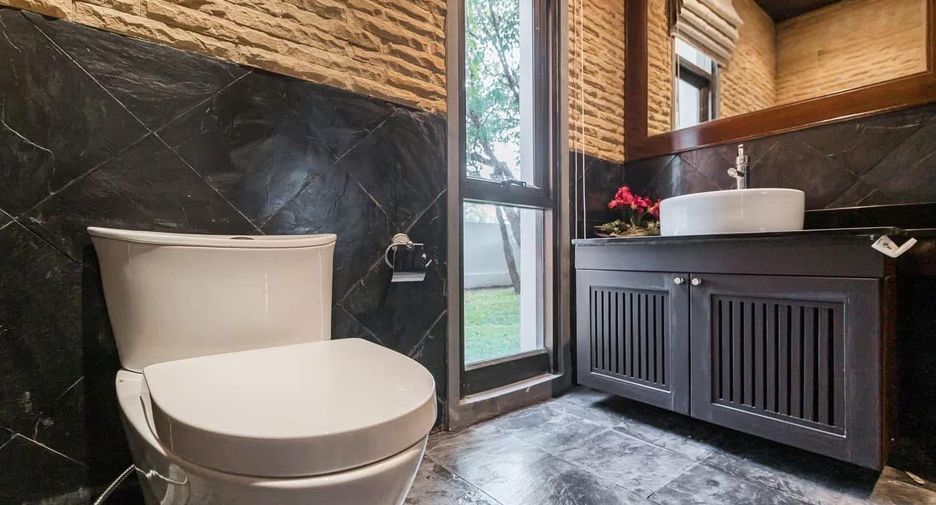 À vendre et à louer 4 chambres villa à Bang Lamung, Chonburi